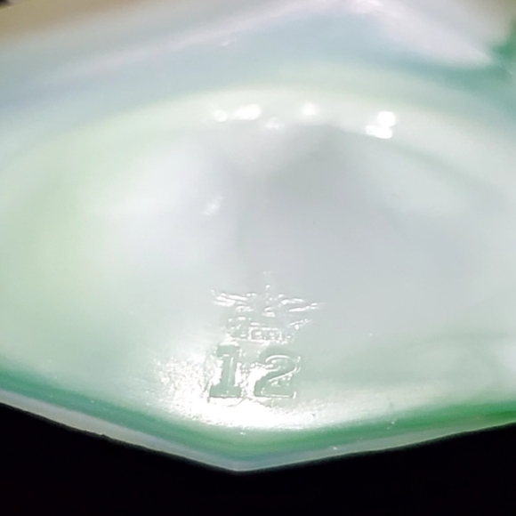 3 1/4" Akro Agate Green White Marbled Slag Urn Vase - Picture 5 of 7